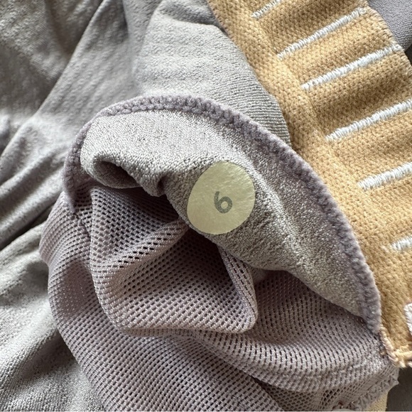 Lululemon Twist Back Tank Women's size 6 Built in bra Light Purple - Picture 16 of 16